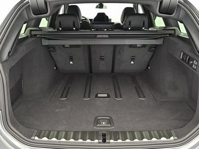 Skyscraper grau Gebraucht 2024 BMW 320 M Sport Kombi | € 49.888 (Teuer)