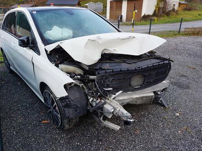 Weiß Gebraucht 2017 Mercedes B200 Van / Kleinbus | € 4.300