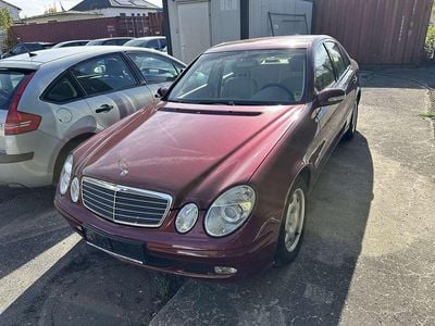 Rot Gebraucht 2004 Mercedes E200 Classic Limousine | € 1.700 (Guter Preis)