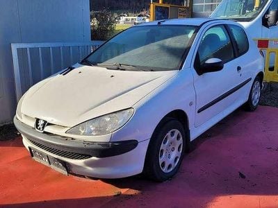 Weiß Gebraucht 2000 Peugeot 206 Limousine | € 549