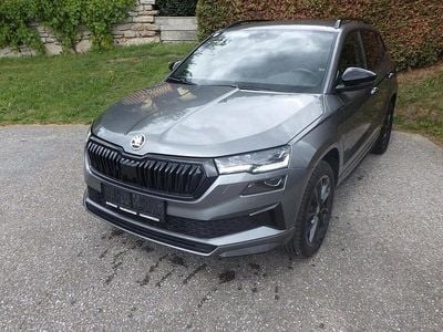 Mittelgrau metallic Gebraucht 2024 Skoda Karoq SportLine SUV | € 44.900