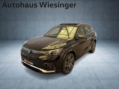 Schwarz metallic Neu 2025 VW Tiguan Sport SUV | € 48.495 (Teuer)