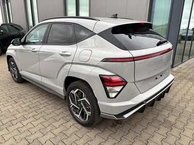 gebraucht Hyundai Kona Smart 1.6 T-GDI 150PS, 17" ALU, Winter-Paket, 2-Zonen-Klimaautomatik, Dachreling, Lederlenkrad, Tempomat, NAVIGATION 12,3", Parksensoren vorrn/hinten, Rückfahrkamera, Alarm, LED-Scheinwerfer, Key, Armlehne vorn