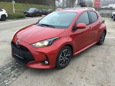Rot Gebraucht 2023 Toyota Yaris Hybrid Active Limousine | € 20.950 (Guter Preis)