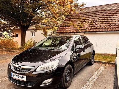 Gebraucht 2012 Opel Astra Sport Limousine | € 7.500 (Etwas zu teuer)