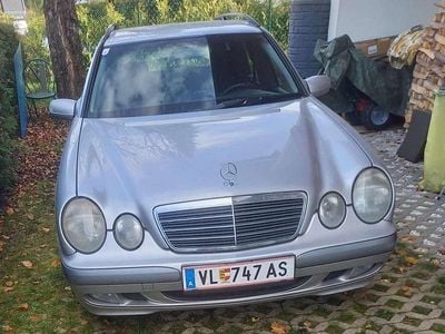 Silber Gebraucht 2001 Mercedes E220 Classic Kombi | € 2.000