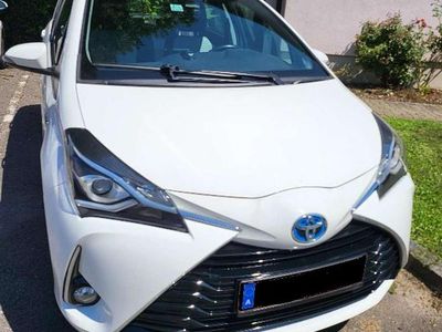 Weiß Gebraucht 2018 Toyota Yaris Hybrid Active Limousine | € 10.250