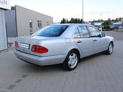 Silber Gebraucht 1998 Mercedes E280 Limousine | € 4.650