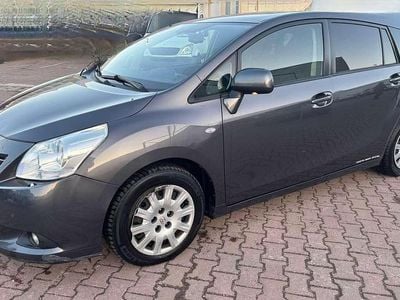 Grau Gebraucht 2010 Toyota Corolla Verso Van / Kleinbus | € 2.300