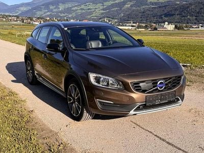 Braun Gebraucht 2017 Volvo V60 CC Summum Kombi | € 16.900