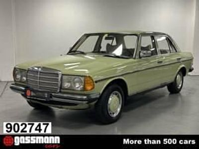 Grün Gebraucht 1978 Mercedes 200 Limousine | € 7.000