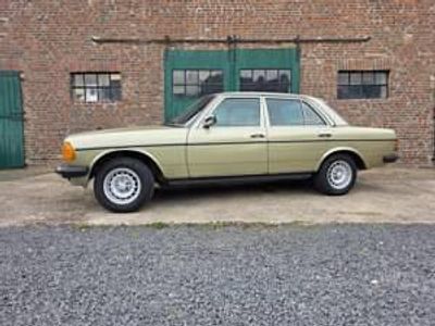 Grün Gebraucht 1985 Mercedes E230 Limousine | € 16.500