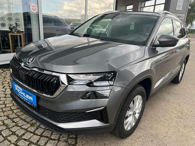 Mittelgrau metallic Neu 2025 Skoda Karoq Selection SUV | € 42.990 (Fairer Preis)