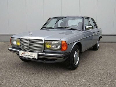 Blau Gebraucht 1984 Mercedes E230 Limousine | € 12.500