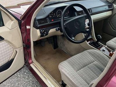 Rot Gebraucht 1993 Mercedes E220 Limousine | € 7.350