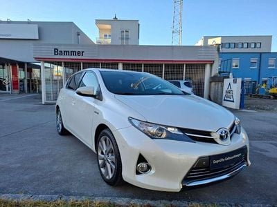 Weiß Gebraucht 2015 Toyota Auris Hybrid Lounge Limousine | € 12.800