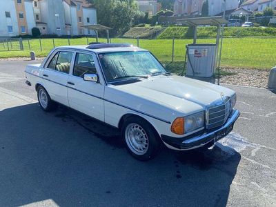Weiß Gebraucht 1982 Mercedes E230 Limousine | € 18.000