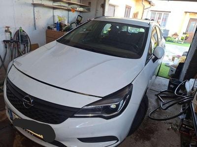 Weiß Gebraucht 2017 Opel Astra Kombi | € 2.800