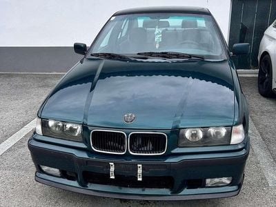 Grün Gebraucht 1996 BMW 323 Limousine | € 10.000