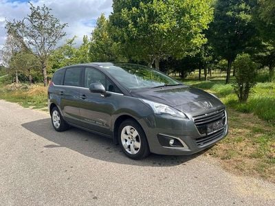 Grau Gebraucht 2016 Peugeot 5008 S Van / Kleinbus | € 9.900 (Fairer Preis)