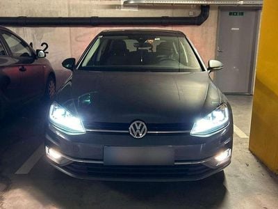 Grau Gebraucht 2017 VW Golf VII Highline Limousine | € 12.500