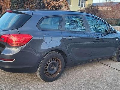 Grau Gebraucht 2011 Opel Astra Edition Kombi | € 2.300 (Fairer Preis)