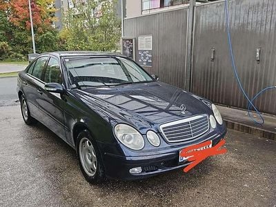 Blau Gebraucht 2003 Mercedes 220 Limousine | € 3.300