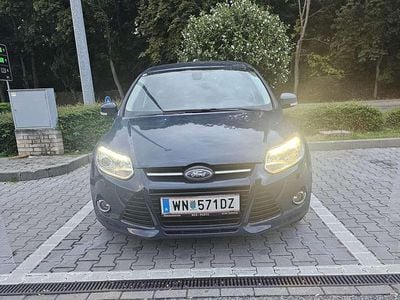 Blau Gebraucht 2013 Ford Focus Ghia Kombi | € 3.300