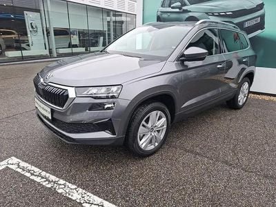 Mittelgrau metallic Neu 2025 Skoda Karoq Selection SUV | € 32.990 (Fairer Preis)