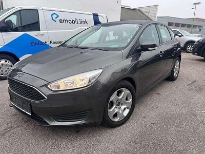 Grau Gebraucht 2016 Ford Focus Trend Limousine | € 9.790 (Fairer Preis)