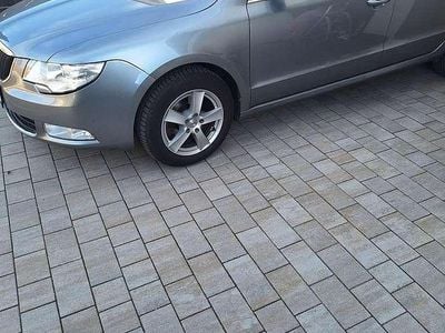 Gebraucht Skoda Superb Elegance 140 PS (102 kW) 2012 Grau Kombi