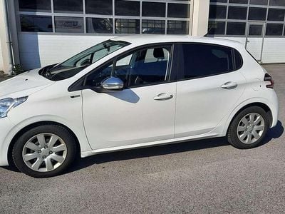 Weiß Gebraucht 2015 Peugeot 208 Active Kleinwagen | € 3.350 (Guter Preis)