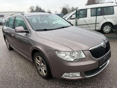 Grau Gebraucht 2011 Skoda Superb Kombi | € 2.999