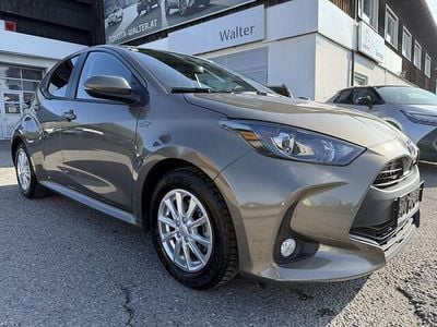 Braun Gebraucht 2023 Toyota Yaris Hybrid Active Kleinwagen | € 22.880 (Fairer Preis)