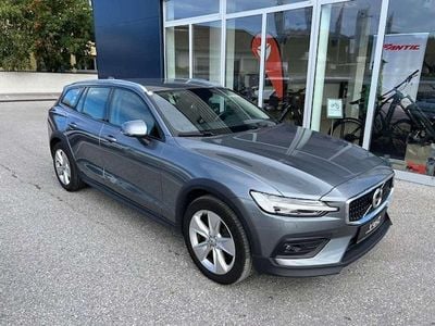 Grau Gebraucht 2019 Volvo V60 CC Pro Kombi | € 28.990