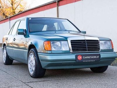 Grün Gebraucht 1993 Mercedes E220 Limousine | € 11.499