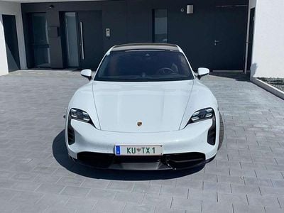 Weiß Gebraucht 2020 Porsche Taycan Turbo Limousine | € 64.990