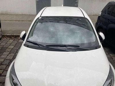 Weiß Gebraucht 2024 Toyota Yaris Active Limousine | € 21.700 (Etwas zu teuer)