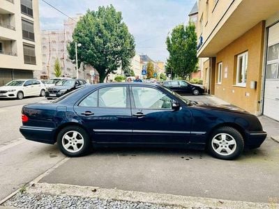 Blau Gebraucht 2000 Mercedes E220 Elegance Limousine | € 4.000