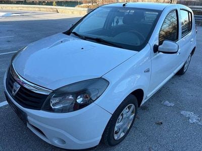 Weiß Gebraucht 2010 Dacia Sandero Basis Kleinwagen | € 1.800