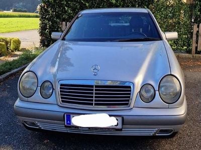 Silber Gebraucht 1996 Mercedes E200 Classic Limousine | € 5.500