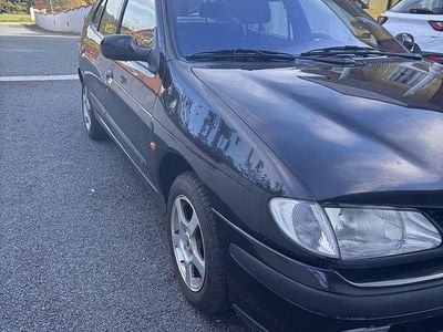 Grau Gebraucht 1999 Renault Mégane Kleinwagen | € 2.000