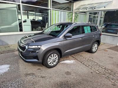 Mittelgrau metallic Neu 2025 Skoda Karoq Selection SUV | € 35.590 (Fairer Preis)