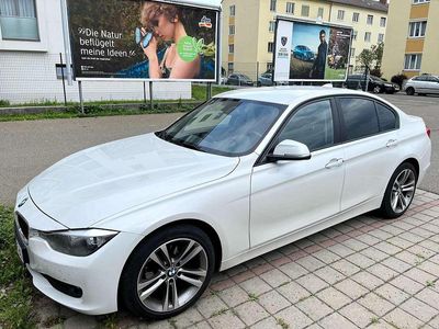 Weiß Gebraucht 2013 BMW 318 Limousine | € 9.000 (Etwas zu teuer)