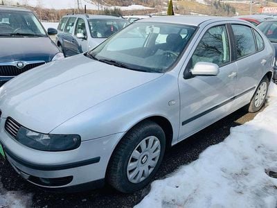 Grau Gebraucht 2003 Seat Leon Limousine | € 1.500