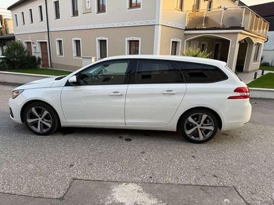 Weiß Gebraucht 2018 Peugeot 308 SW Active Kombi | € 10.950