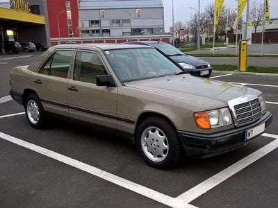 Beige Gebraucht 1989 Mercedes E250 Limousine | € 5.999
