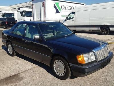 Gebraucht Mercedes E200 118 PS (86 kW) 1990 Schwarz Limousine