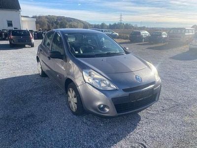 Grau Gebraucht 2011 Renault Clio II Limousine | € 2.890 (Fairer Preis)