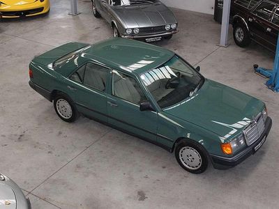 Grün Gebraucht 1989 Mercedes E200 Limousine | € 10.900